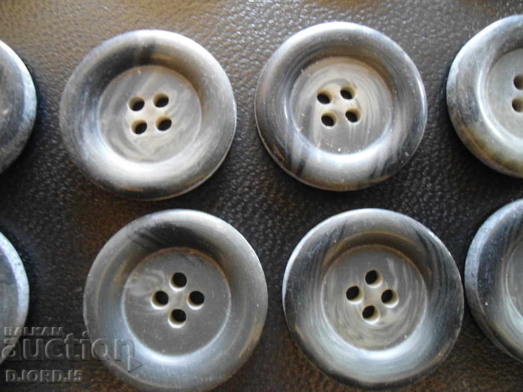 Πολλά παλιά κουμπιά με τιμή 3.00 BGN | € 1.53 Πολλά παλιά κουμπιά με τιμή 3.00 BGN | € 1.53