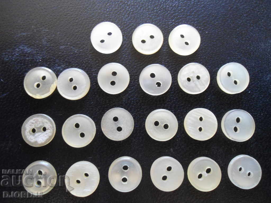 Πολλά παλιά κουμπιά με τιμή 3.00 BGN | € 1.53 Πολλά παλιά κουμπιά με τιμή 3.00 BGN | € 1.53