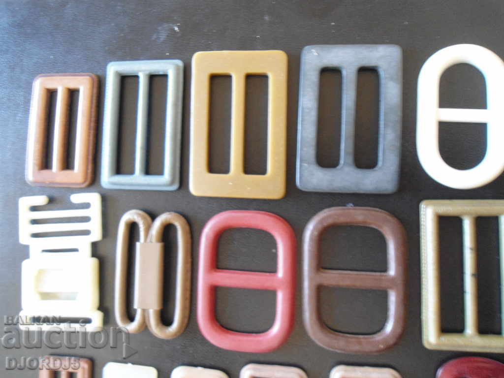 Πολλές παλιές πόρπες με τιμή 2.00 BGN | € 1.02 Πολλές παλιές πόρπες με τιμή 2.00 BGN | € 1.02