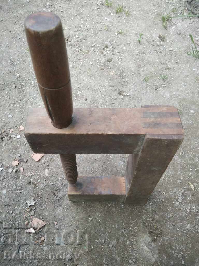 Delivery of Old wooden carpenter's clamp Delivery of Old wooden carpenter's clamp