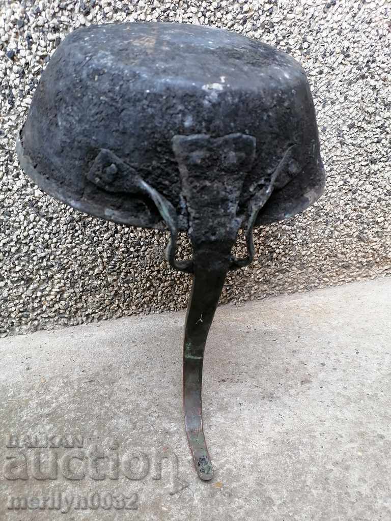 Auction  An old copper pan, a baker, a tray, a copper pot