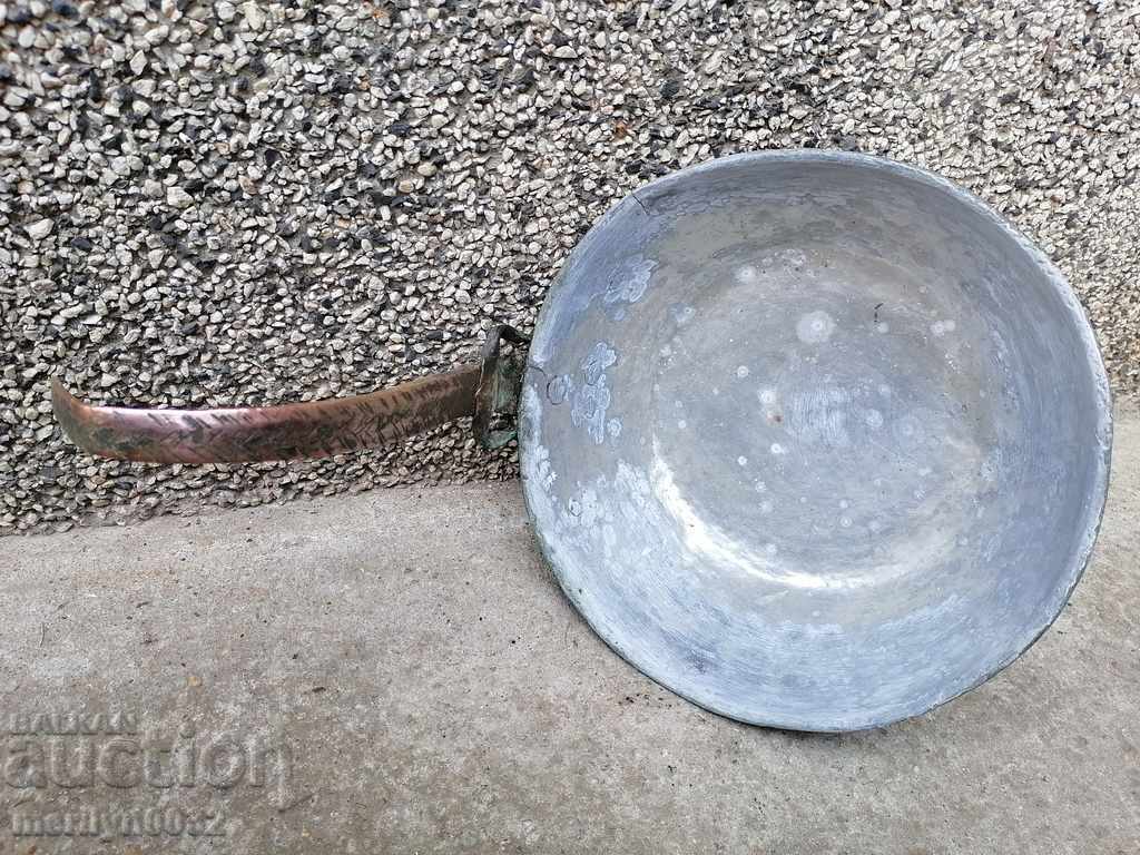 Delivery of An old copper pan, a baker, a tray, a copper pot