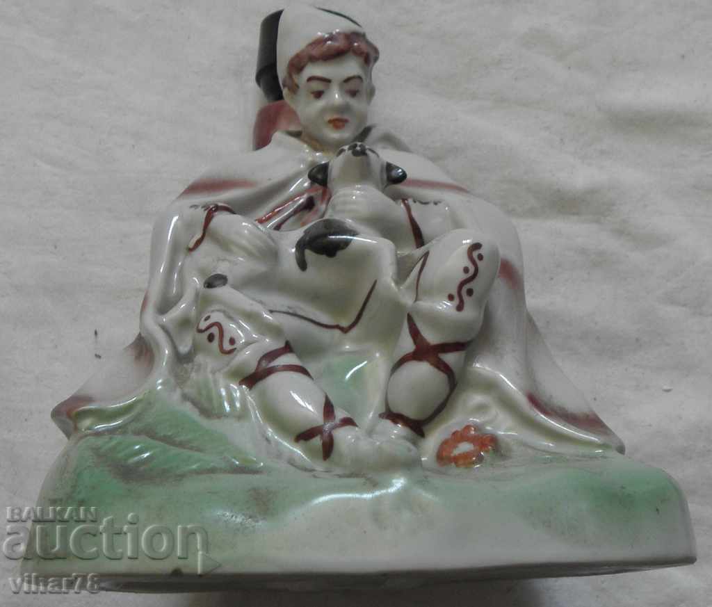 An old porcelain lamp with price 99.99 BGN | € 51.12 An old porcelain lamp with price 99.99 BGN | € 51.12