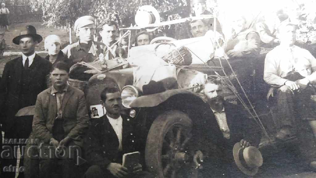 Delivery of OLD ROYAL PHOTO-FIAT 501 TORPEDO, retro car, hotel Delivery of OLD ROYAL PHOTO-FIAT 501 TORPEDO, retro car, hotel