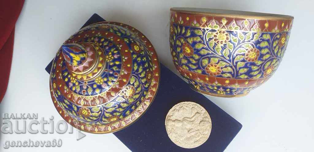 Delivery of Original painted porcelain dish and stamp Thailand Delivery of Original painted porcelain dish and stamp Thailand