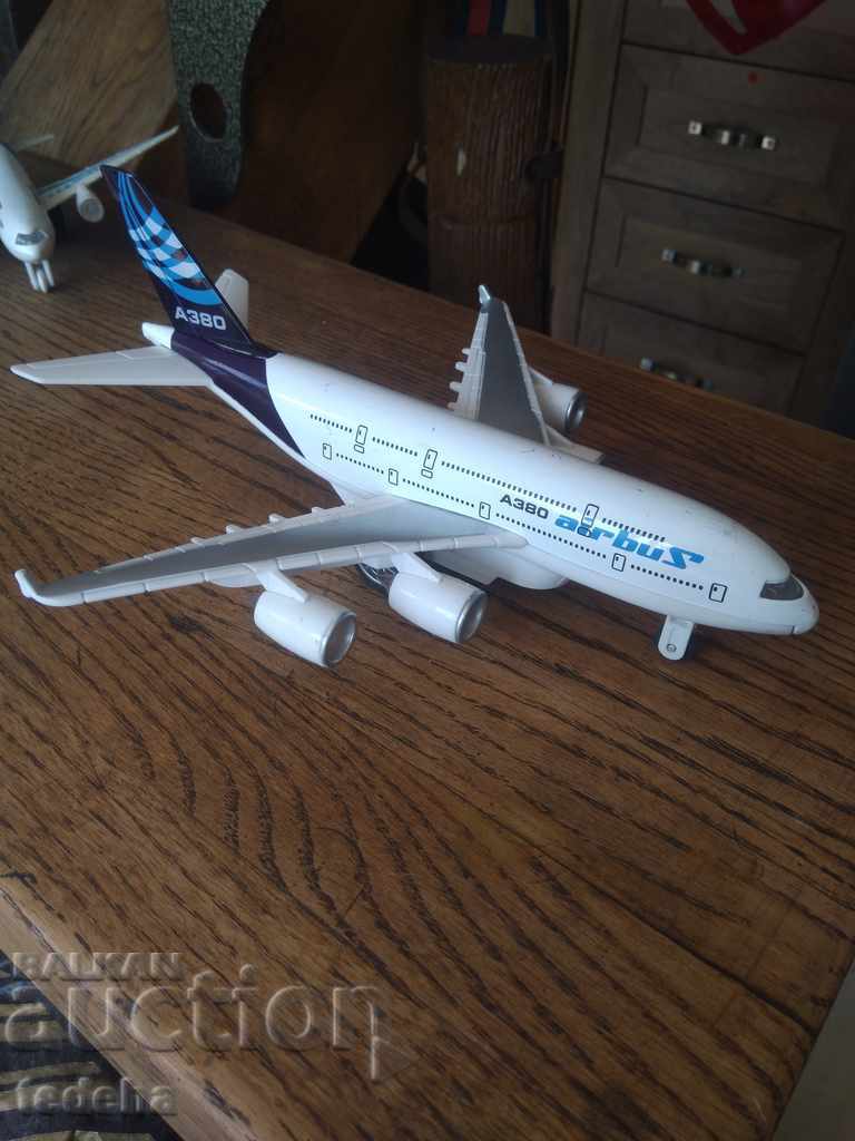 МАКЕТ НА САМОЛЕТ - AIRBUS-A380