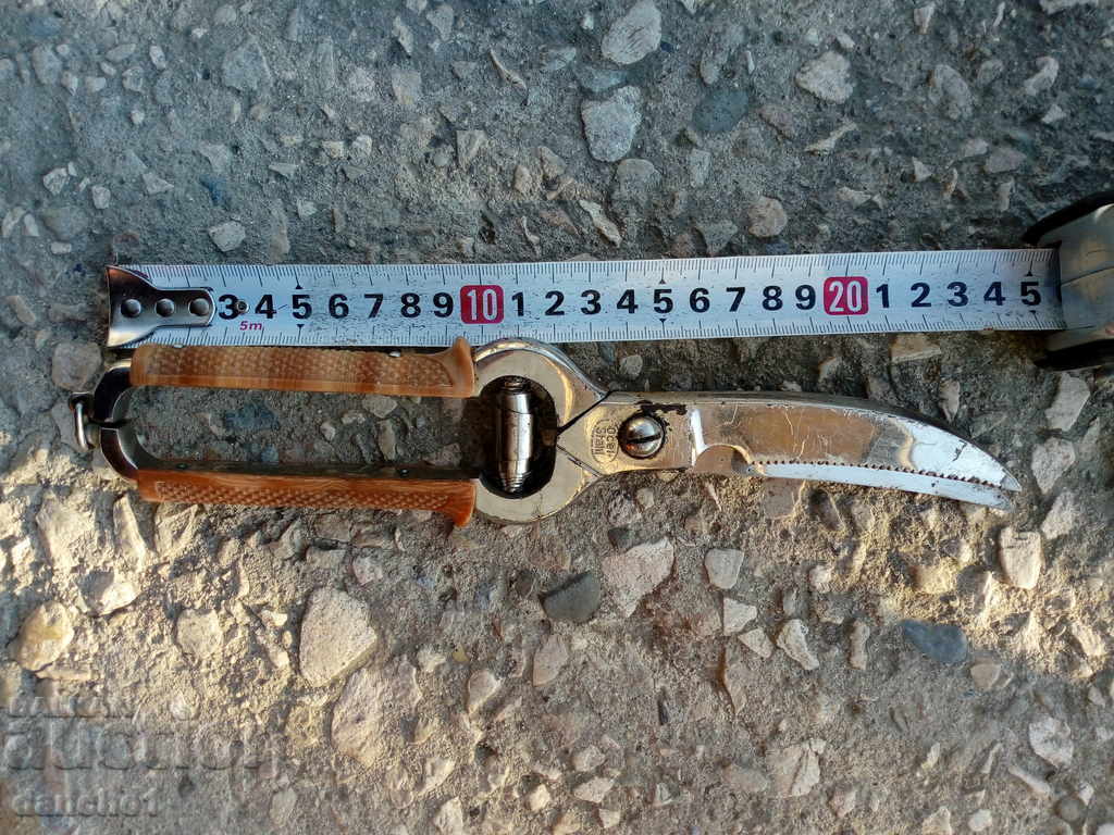 Chicken shears with price 16.00 BGN | € 8.18