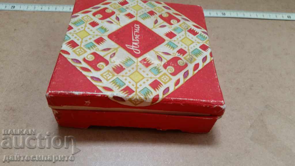 Cutie veche de bomboane șoc - citiți cu atenție licitația cu preț 9.99 BGN | € 5.11 Cutie veche de bomboane șoc - citiți cu atenție licitația cu preț 9.99 BGN | € 5.11