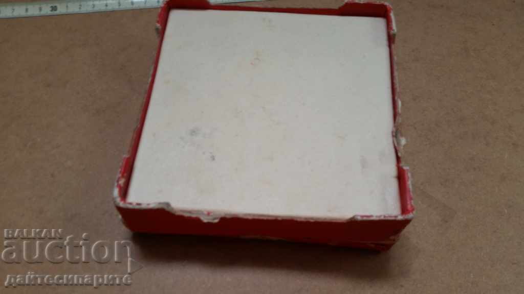 Licitație Cutie veche de bomboane șoc - citiți cu atenție licitația Licitație Cutie veche de bomboane șoc - citiți cu atenție licitația