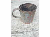 Cană de tablă veche