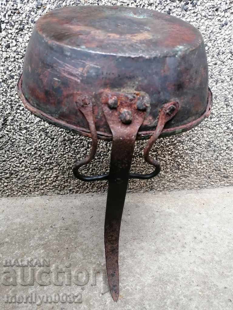 Auction An old copper pan, a baker, a tray, a copper pot Auction An old copper pan, a baker, a tray, a copper pot