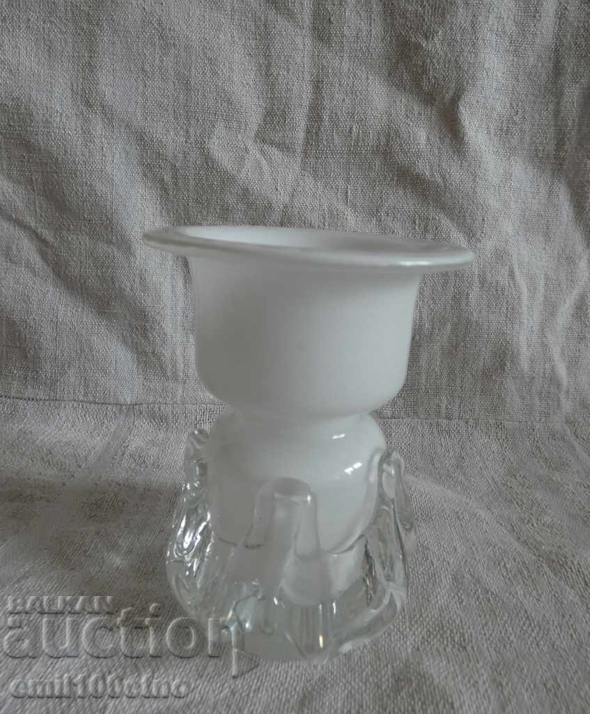 Свещник ръчно изработен от бяло стъкло