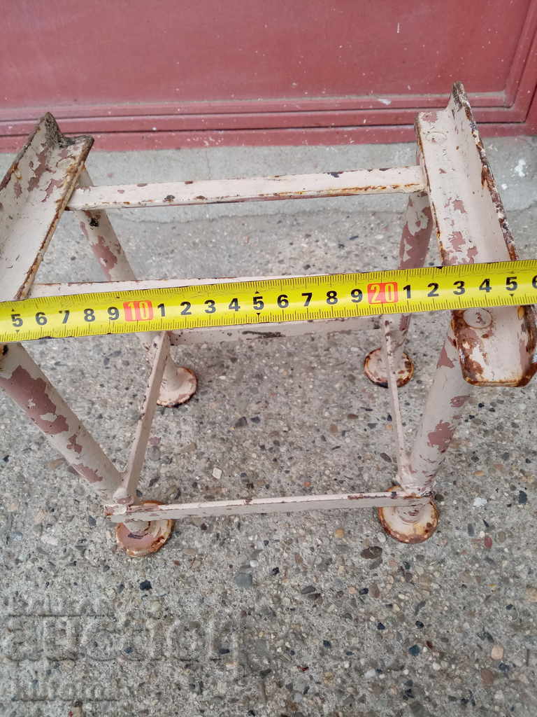 Old iron stand with price 19.99 BGN | € 10.22