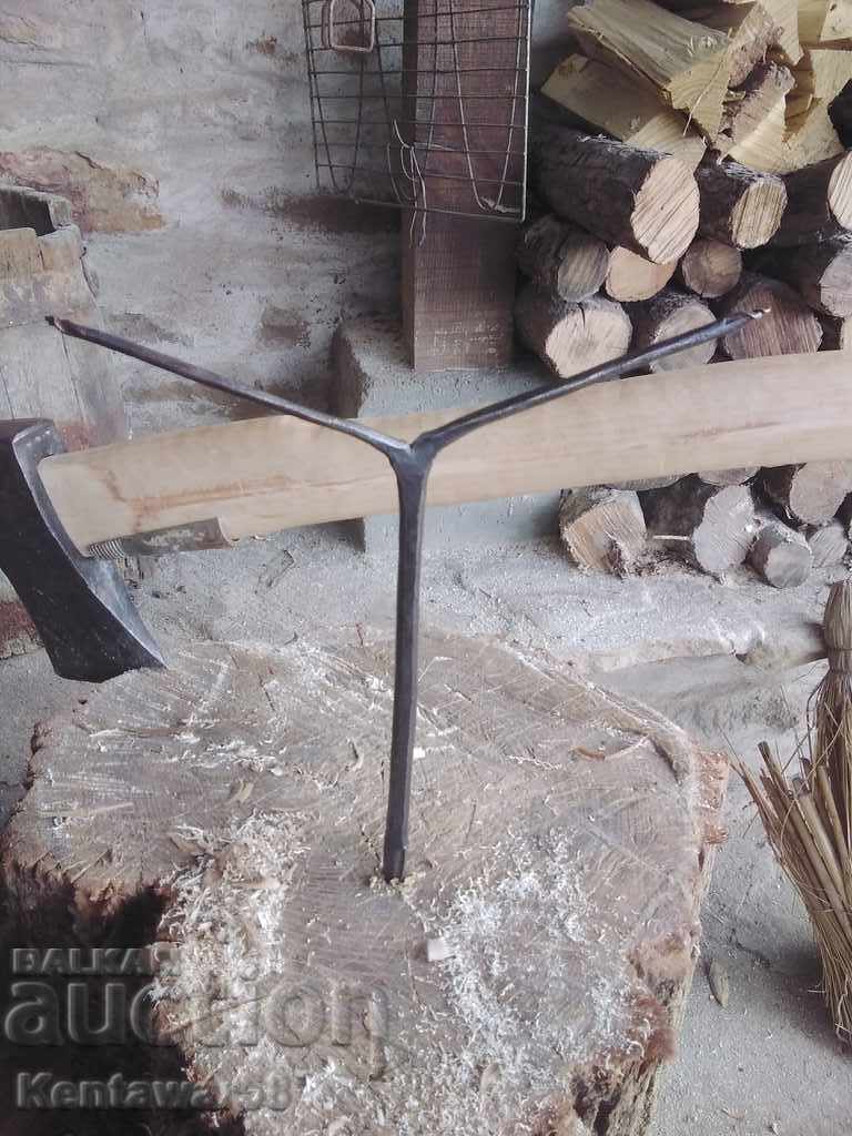 Old forged 3 in 1 drill with price 7.00 BGN | € 3.58 Old forged 3 in 1 drill with price 7.00 BGN | € 3.58