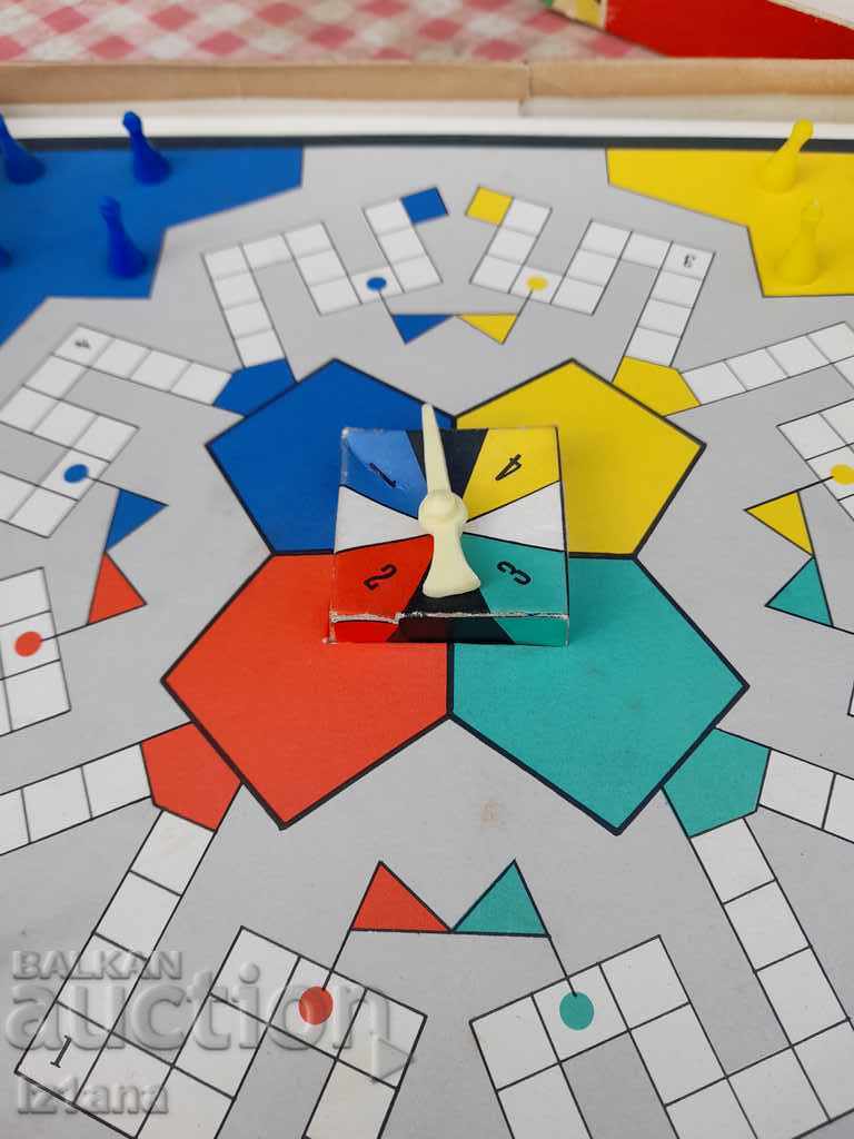 Delivery of Old children's game "There's no room for two" Delivery of Old children's game "There's no room for two"