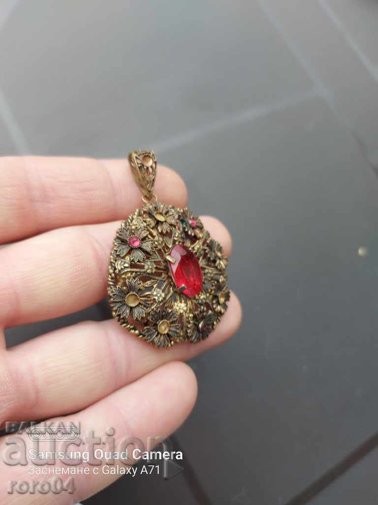 Auction  NECKLACE - OLD