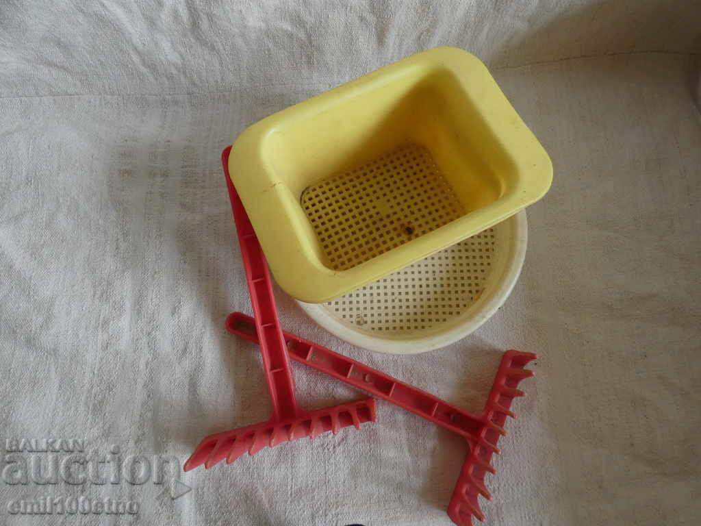 Children's beach toys from the sieve and paddle 2 sets with price 5.00 BGN | € 2.56 Children's beach toys from the sieve and paddle 2 sets with price 5.00 BGN | € 2.56
