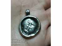 Pandantiv din argint cu simbol de tip grecesc antic