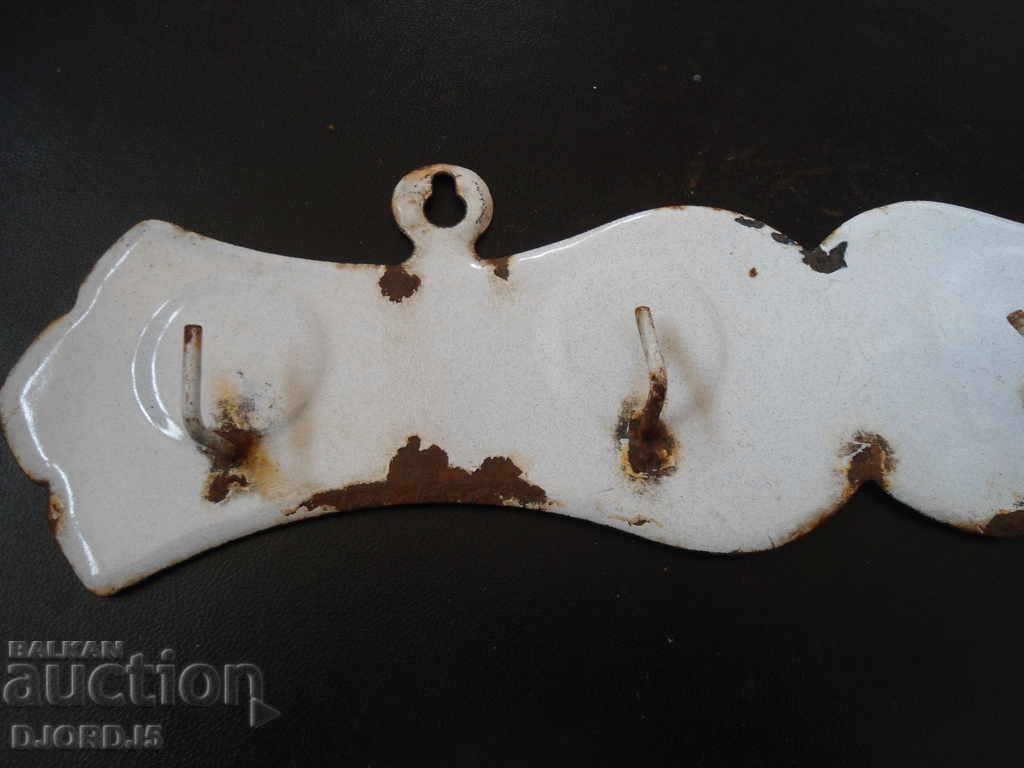 Παλιά εμαγιέ κρεμάστρα με τιμή 5.00 BGN | € 2.56 Παλιά εμαγιέ κρεμάστρα με τιμή 5.00 BGN | € 2.56