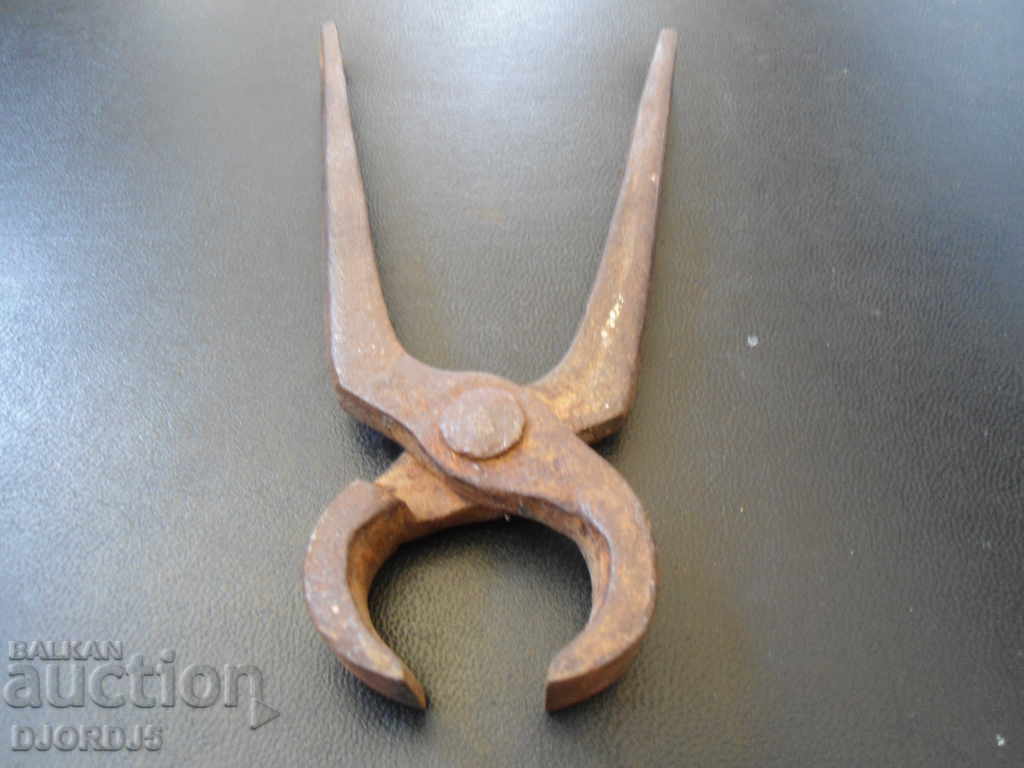 Old pliers with price 3.00 BGN | € 1.53 Old pliers with price 3.00 BGN | € 1.53