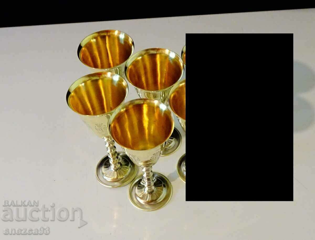 Δημοπρασία Ψηλά μπρούτζινα ποτήρια ρακιού, χαραγμένα Δημοπρασία Ψηλά μπρούτζινα ποτήρια ρακιού, χαραγμένα