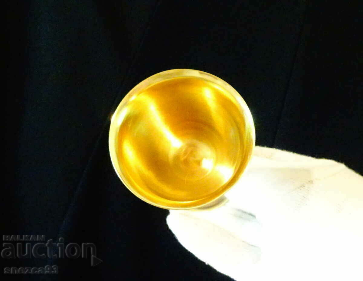 Παράδοση Ψηλά μπρούτζινα ποτήρια ρακιού, χαραγμένα Παράδοση Ψηλά μπρούτζινα ποτήρια ρακιού, χαραγμένα