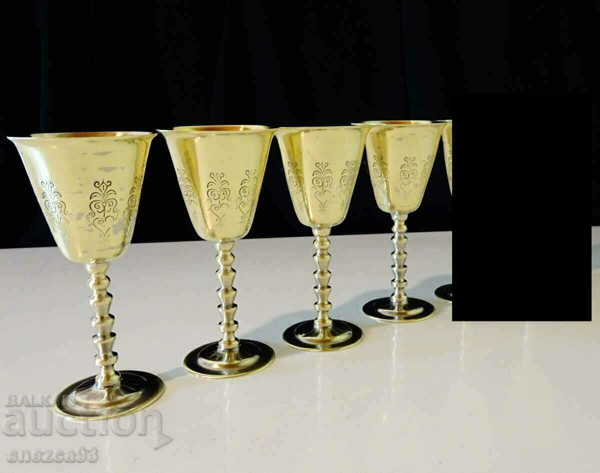 Ψηλά μπρούτζινα ποτήρια ρακιού, χαραγμένα Ψηλά μπρούτζινα ποτήρια ρακιού, χαραγμένα