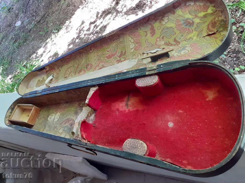 Βρείτε μια παλιά ξύλινη θήκη για ένα ακριβό βιολί - Antique με τιμή 300.00 BGN | € 153.39 Βρείτε μια παλιά ξύλινη θήκη για ένα ακριβό βιολί - Antique με τιμή 300.00 BGN | € 153.39