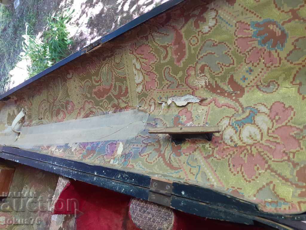 Δημοπρασία Βρείτε μια παλιά ξύλινη θήκη για ένα ακριβό βιολί - Antique Δημοπρασία Βρείτε μια παλιά ξύλινη θήκη για ένα ακριβό βιολί - Antique