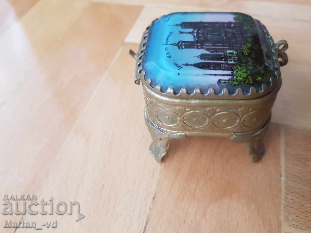 Old French jewelry box 1900 with price 70.00 BGN | € 35.79 Old French jewelry box 1900 with price 70.00 BGN | € 35.79