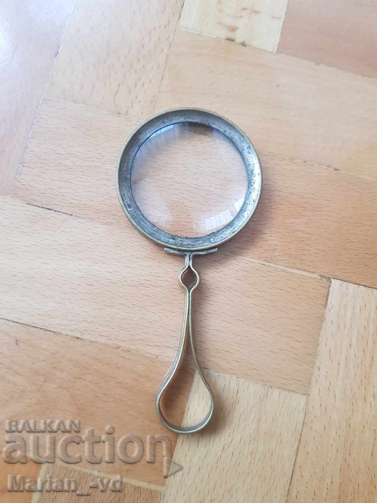 Delivery of An old French magnifying glass