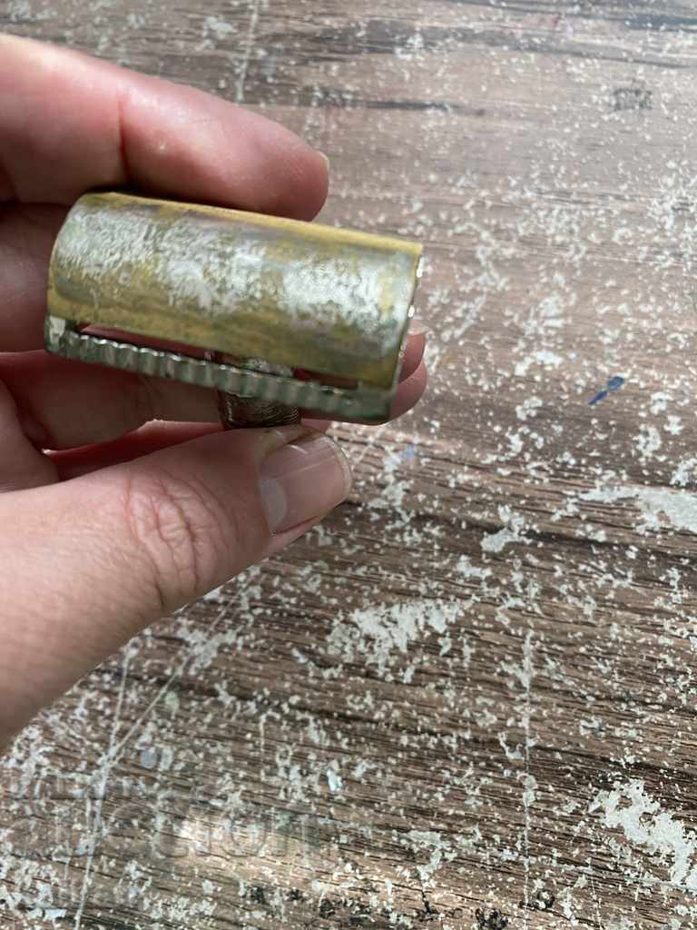 Metal razor with price 5.00 BGN | € 2.56 Metal razor with price 5.00 BGN | € 2.56