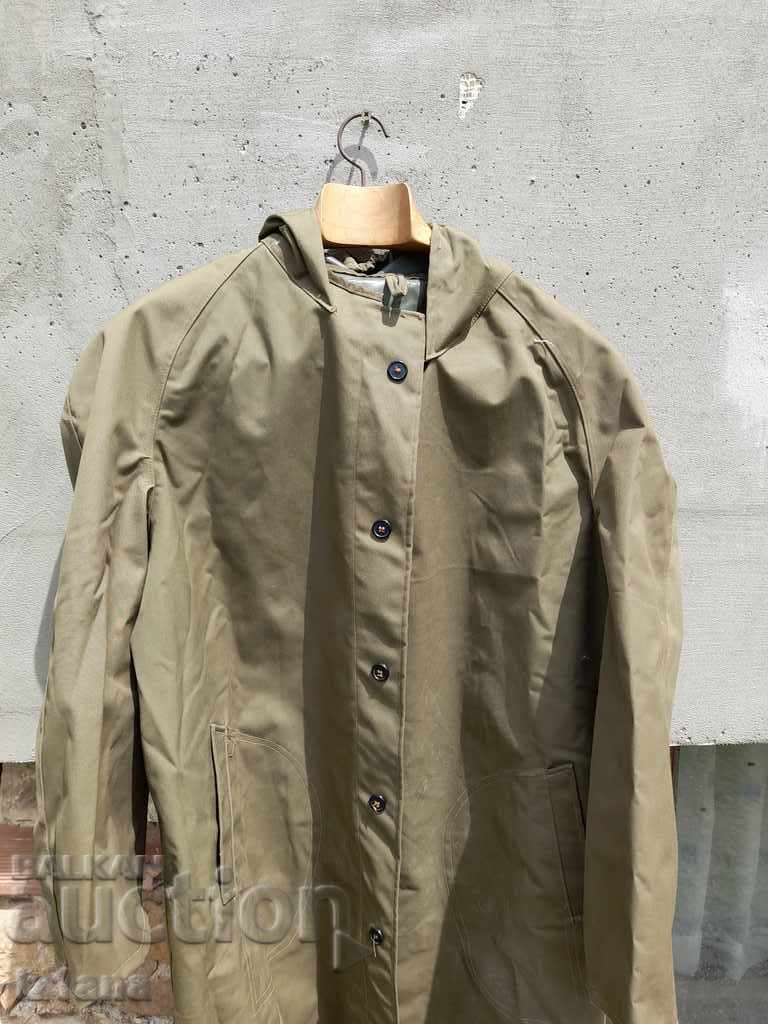 Impermeabil militar vechi cu preț 60.00 BGN | € 30.68