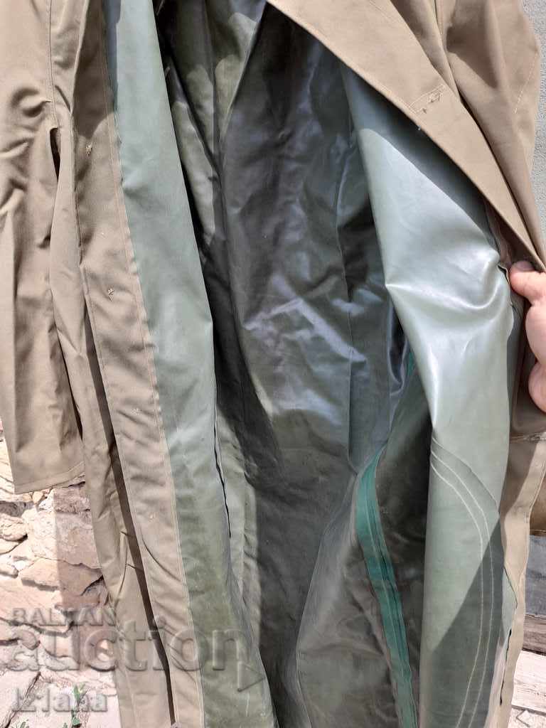 Livrarea Impermeabil militar vechi