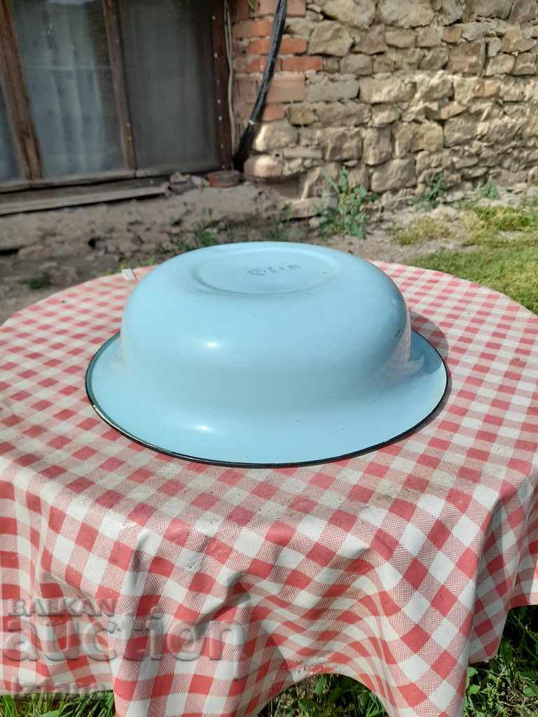 Auction  Old enamelled basin