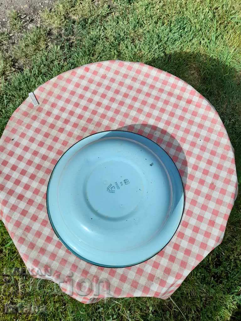 Delivery of Old enamelled basin