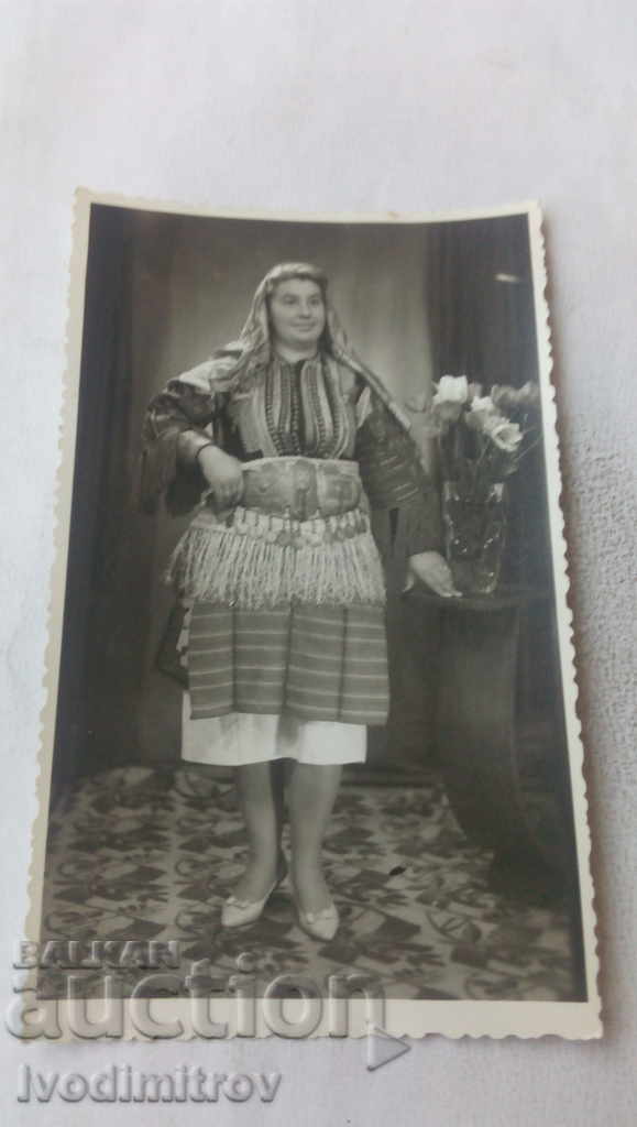 Снимка Жена в народна носия