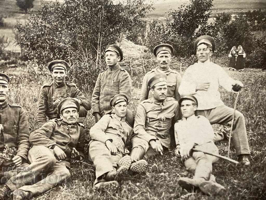 Young women in costumes look at Zepeitsi Bobov Dol 1918. - 5 Young women in costumes look at Zepeitsi Bobov Dol 1918. - 5