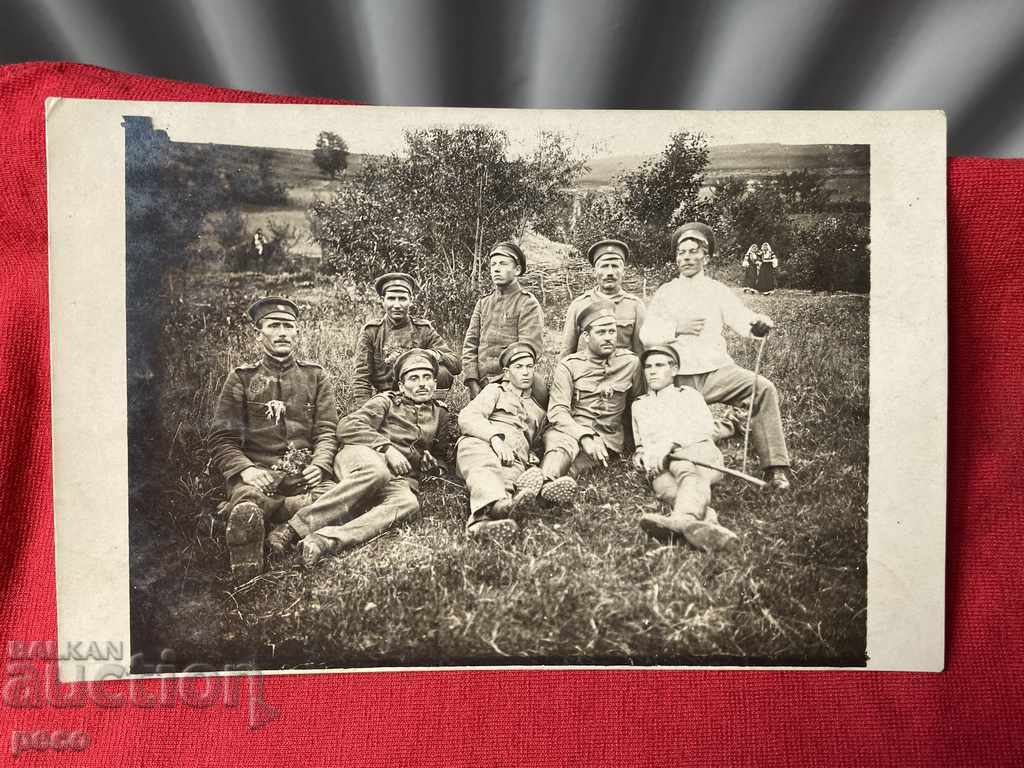 Young women in costumes look at Zepeitsi Bobov Dol 1918. - 6 Young women in costumes look at Zepeitsi Bobov Dol 1918. - 6