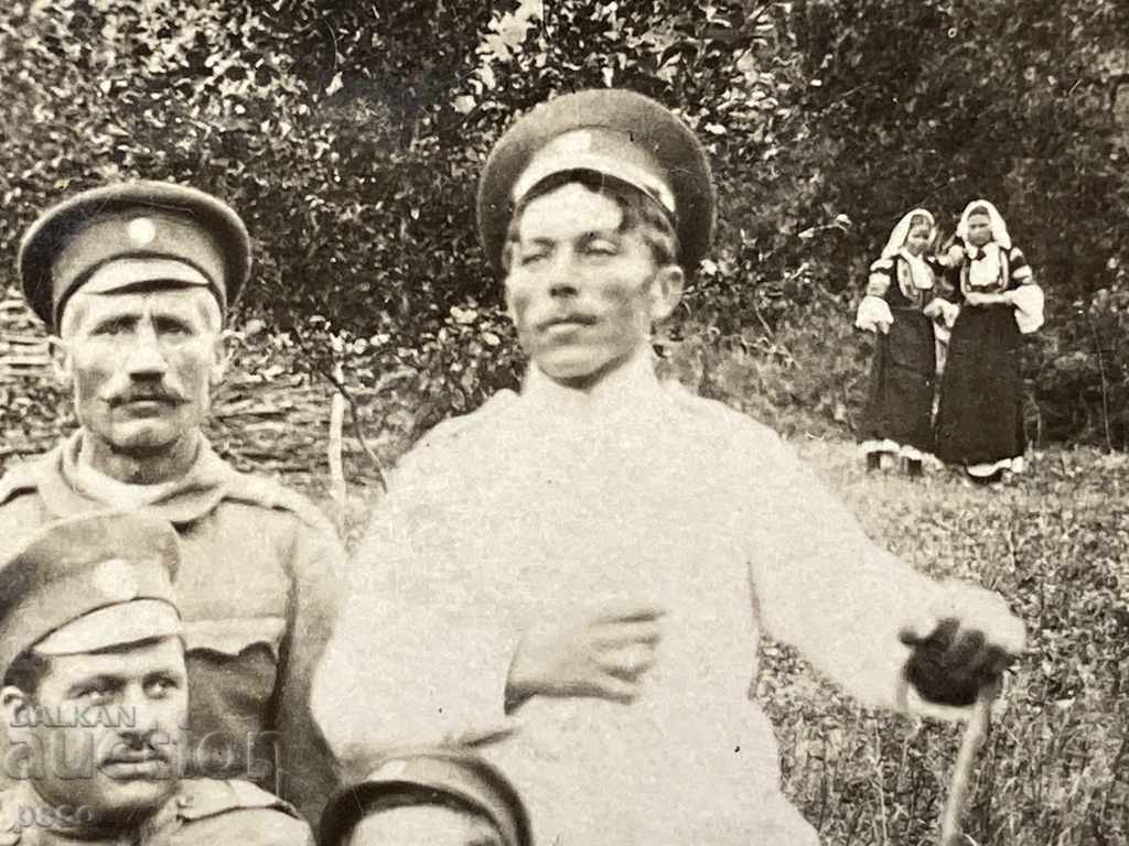 Young women in costumes look at Zepeitsi Bobov Dol 1918.