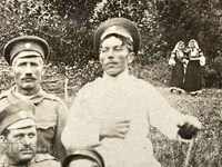 Femeile tinere în costume se uită la oamenii din Zhepei Bobov dol 1918