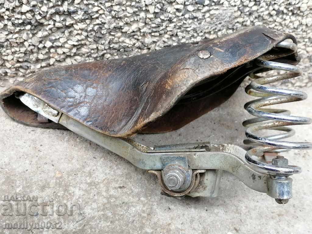 Scaun de bicicletă din piele veche, bicicletă cu preț 45.00 BGN | € 23.01 Scaun de bicicletă din piele veche, bicicletă cu preț 45.00 BGN | € 23.01