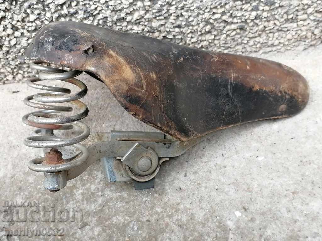 Licitație Scaun de bicicletă din piele veche, bicicletă Licitație Scaun de bicicletă din piele veche, bicicletă