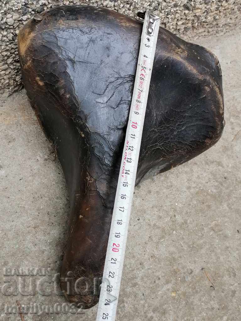 Livrarea Scaun de bicicletă din piele veche, bicicletă