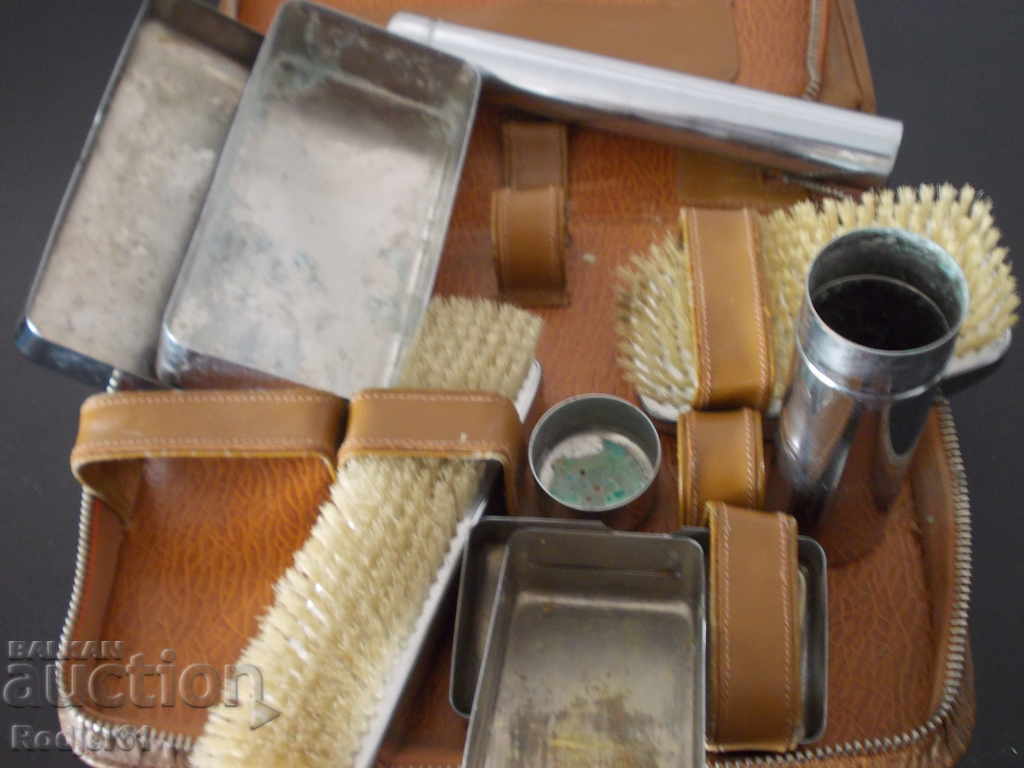 Παράδοση Για το σπίτι - παλιό δερμάτινο νεσεσέρ Παράδοση Για το σπίτι - παλιό δερμάτινο νεσεσέρ