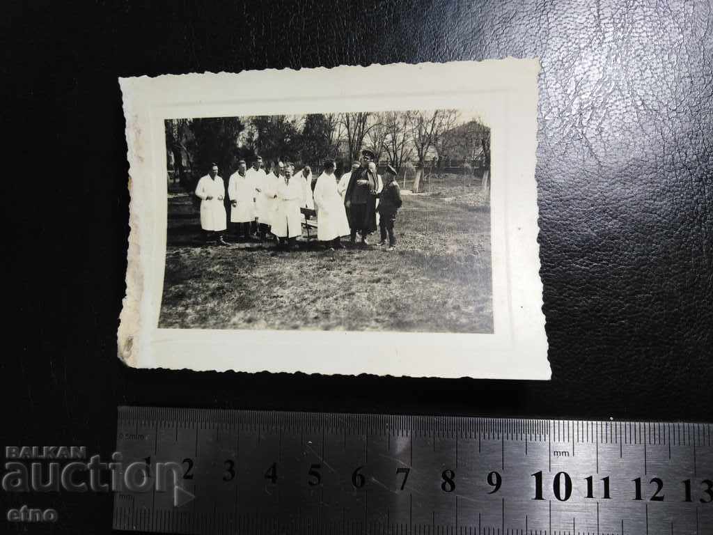 FOTO VECHI - SPITAL MILITAR, MEDICAMENTE, DOCTOR, OFICIER, SOLDAT, cu preț 18.00 BGN | € 9.20 FOTO VECHI - SPITAL MILITAR, MEDICAMENTE, DOCTOR, OFICIER, SOLDAT, cu preț 18.00 BGN | € 9.20