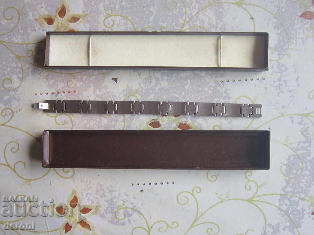 Δημοπρασία Μεγάλο βραχιόλι από ανοξείδωτο ατσάλι σε κουτί