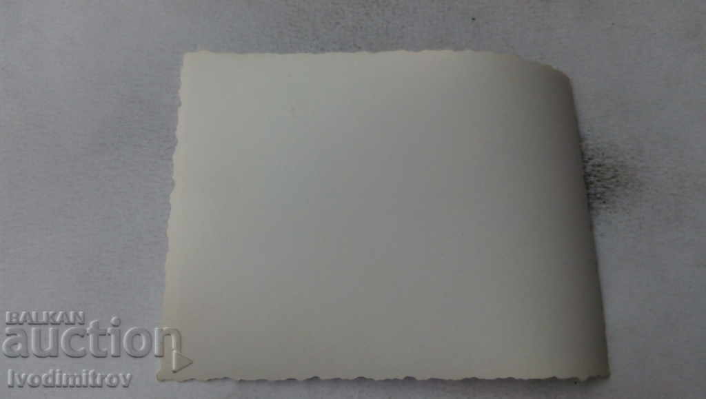 Fotografie Bărbați și femei pe plajă cu preț 1.85 BGN | € 0.95 Fotografie Bărbați și femei pe plajă cu preț 1.85 BGN | € 0.95