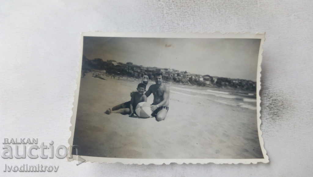 Φωτογραφία Άνδρας με τον γιο του στην παραλία