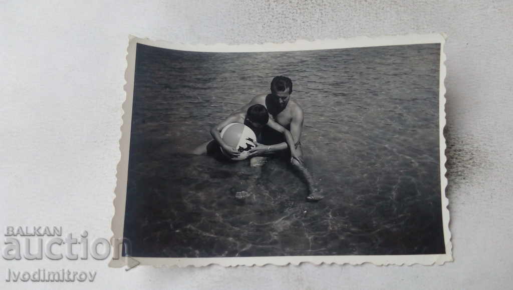 Φωτογραφία Άνθρωπος με τον γιο του στη θάλασσα